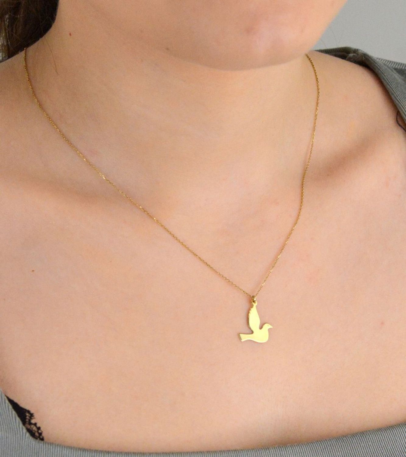 Złoty naszyjnik damski 333 Celebrytka z gołębiem to subtelna i ponadczasowa biżuteria, która z pewnością przyciągnie uwagę każdej miłośniczki eleganckich dodatków. 1.jpg